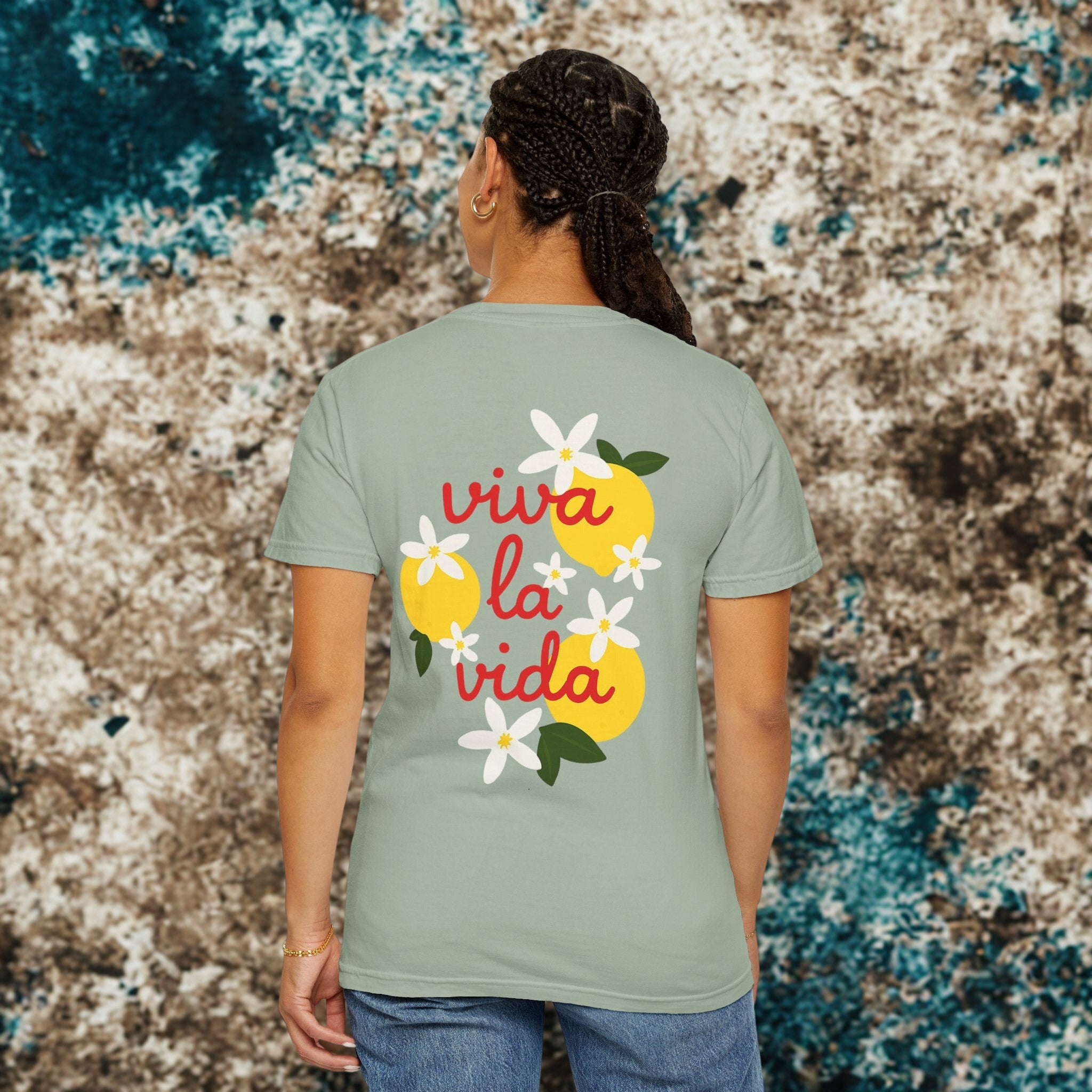 Viva La Vida Unisex T-Shirt – Sommer Vibes & Positive Energy | Bequemes Garment-Dyed Tee für Alltag & Freunde - HappymodernDesigns 