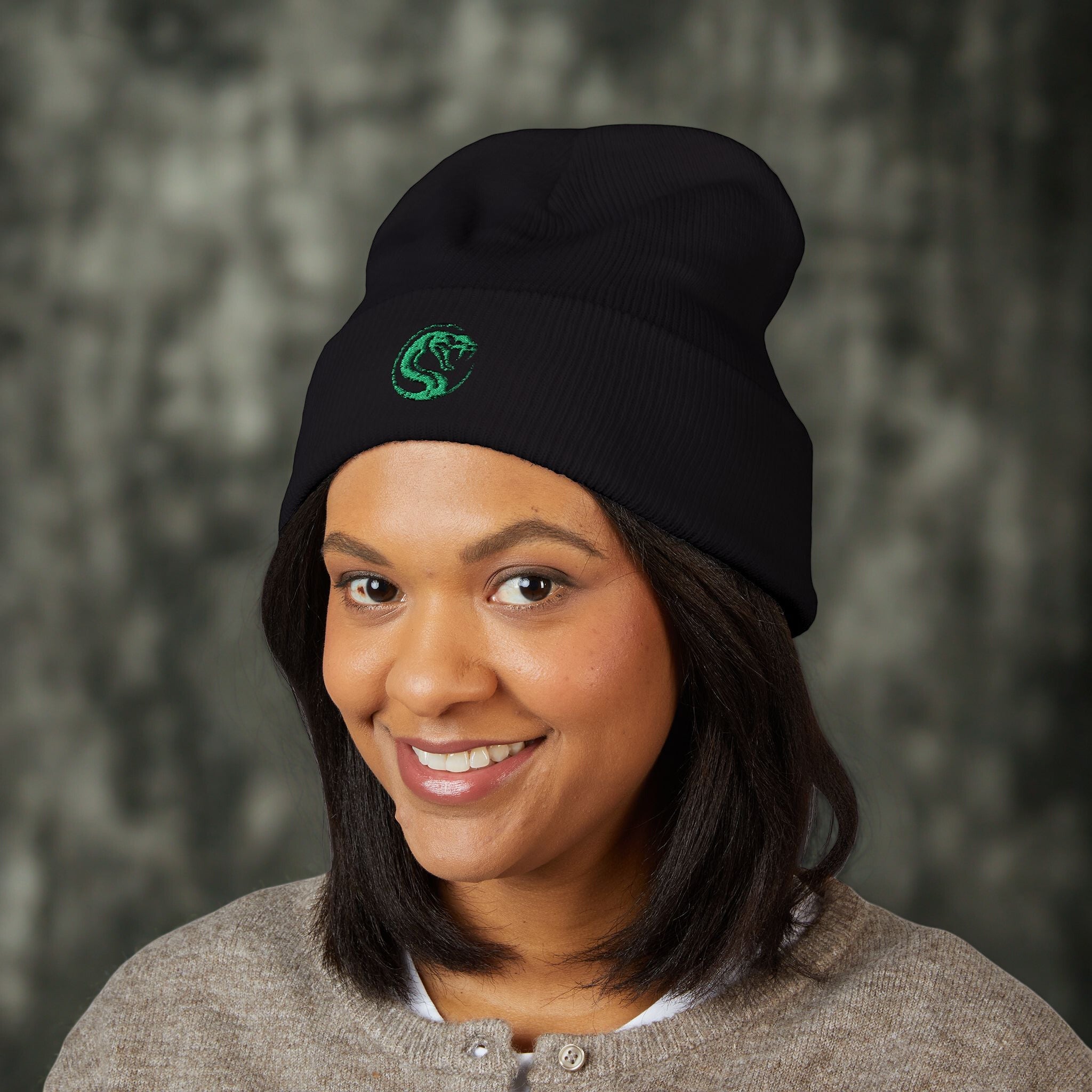Gestickte Green Snake Logo Beanie – Warme Cuffed Wintermütze in Streetwear-Style - HappymodernDesigns 