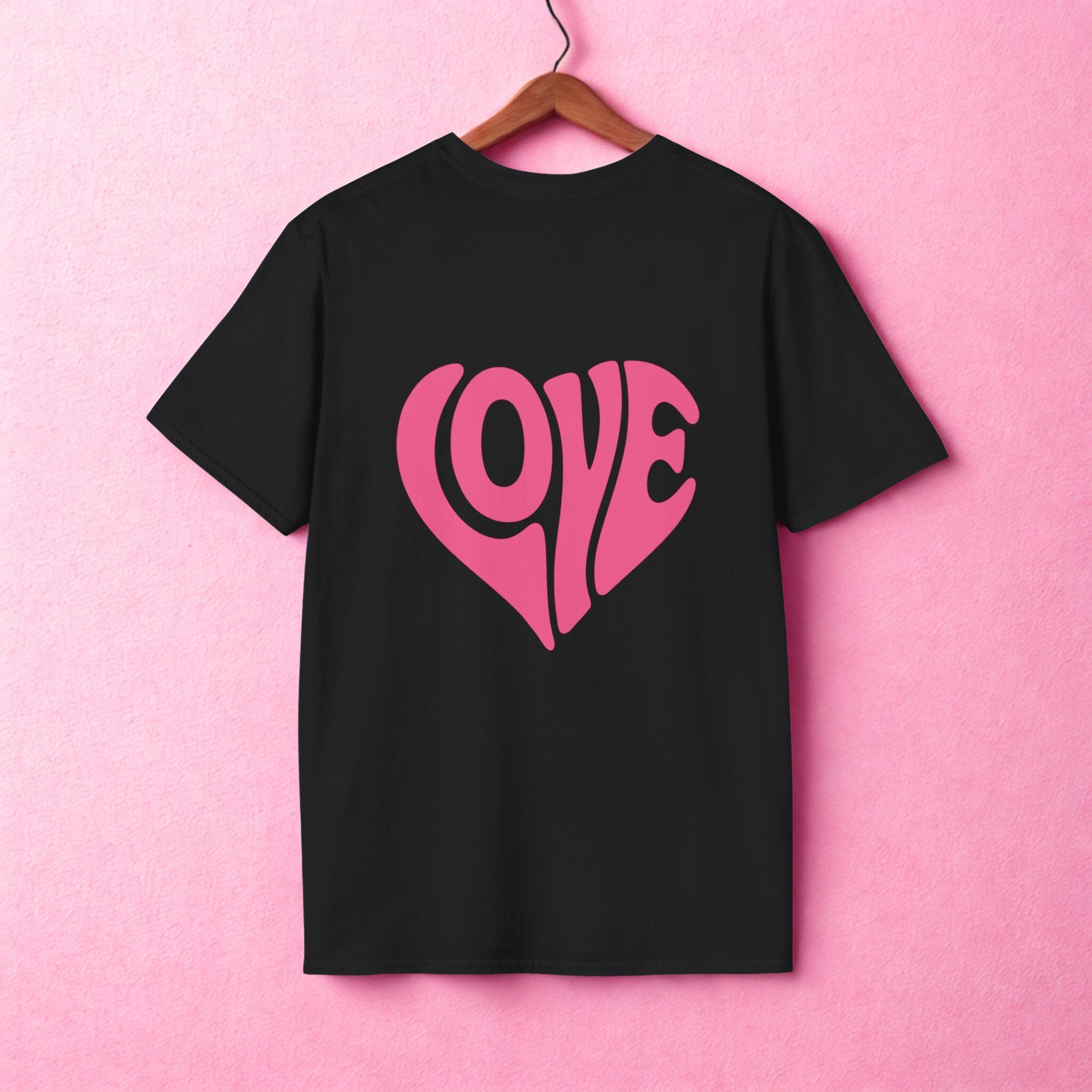 Vintage Love T-Shirt – Weiches Unisex Tee mit Herz-Design | Perfekt für Paare & Valentinstag - HappymodernDesigns 