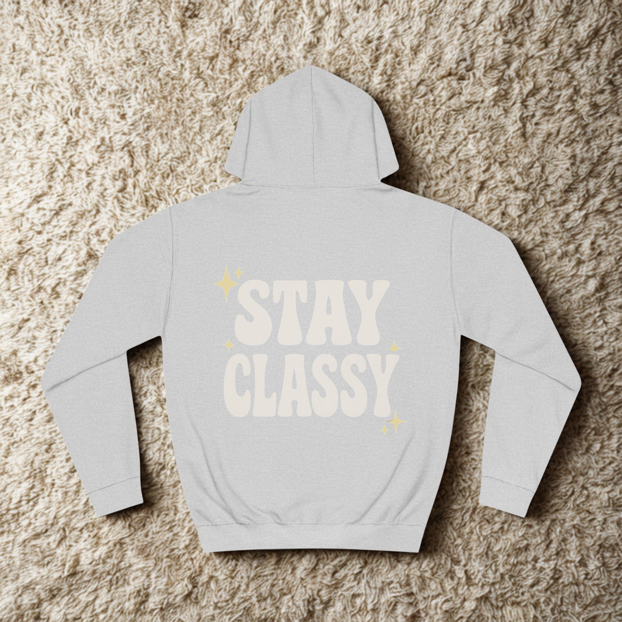 Stay Classy Unisex College Hoodie – Bequemer Pullover & Trendiger Studenten-Sweatshirt - HappymodernDesigns 